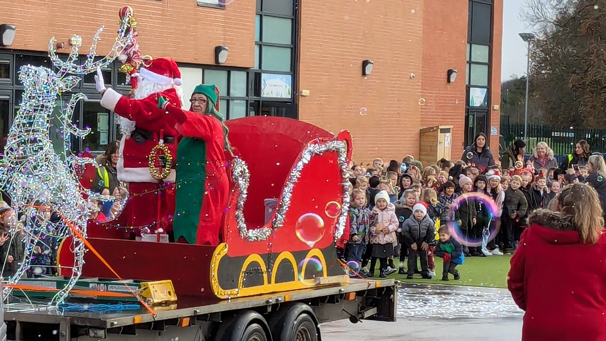 We saw Santa! A cute little surprise for the children this afternoon 🎄 🎁 <a href="/HumberEdTrust/">Humber Education Trust</a> <a href="/KingswoodParksP/">Kingswood Parks Primary School</a>