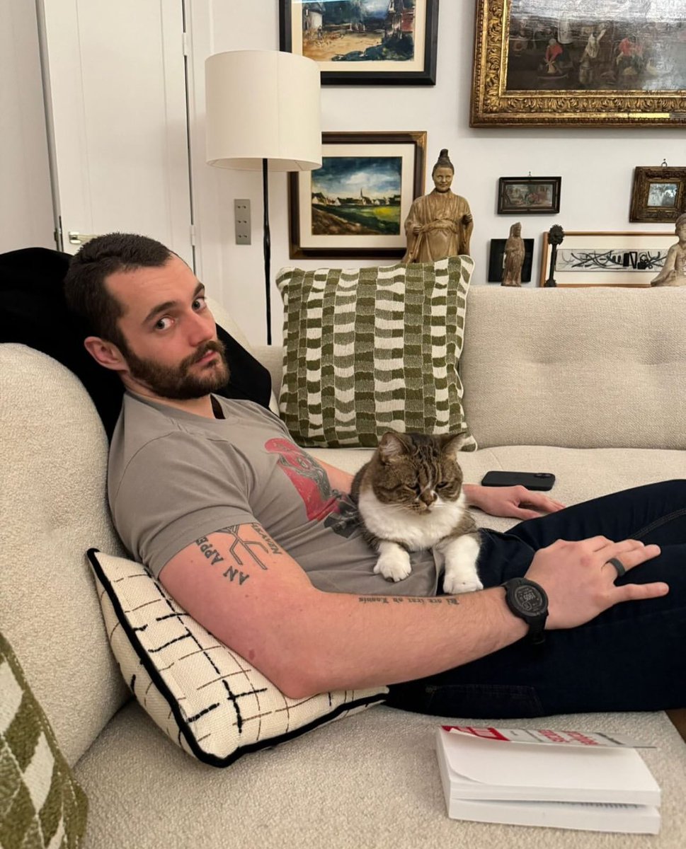 Corentin1998FR's tweet photo. L’émergence de @napsarkozy dans la vie politique française n’est pas désagréable à regarder ! 🙈 (miaou,miaou… 😻) https://t.co/ObWnBUK7jK