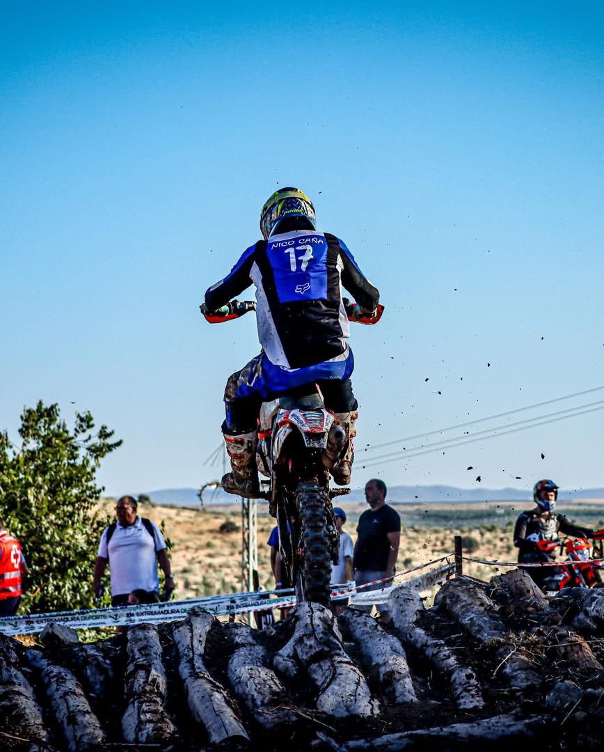 AlambradasR's tweet photo. Estamos muy orgullosos de ser los patrocinadores de Nicolás Caña García. Un grande sobre las dos ruedas del motocross que cada día nos sorprende por su capacidad de superación y esfuerzo y por supuesto por los logros que va consiguiendo siendo ejemplo para los jóvenes 🏁 https://t.co/lEue6iE6ts