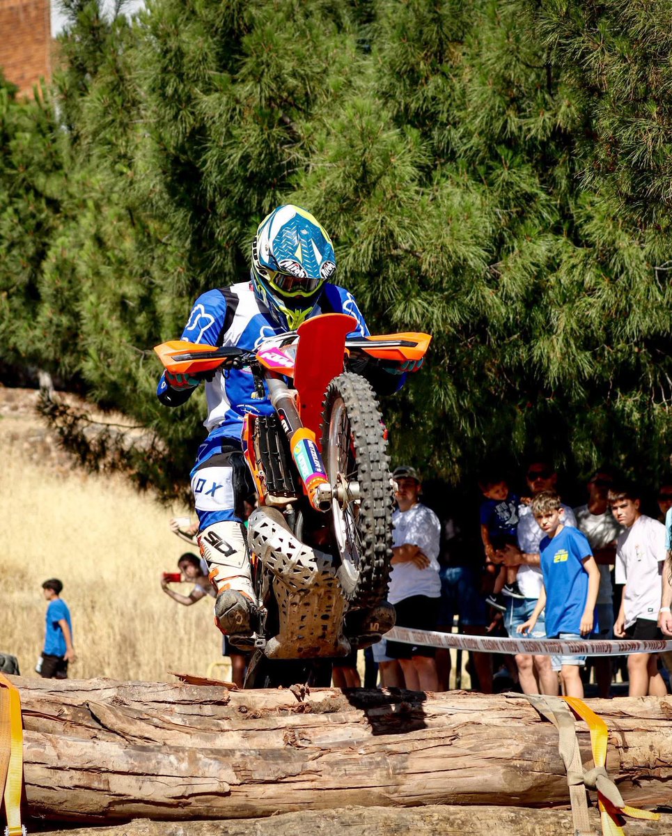 AlambradasR's tweet photo. Estamos muy orgullosos de ser los patrocinadores de Nicolás Caña García. Un grande sobre las dos ruedas del motocross que cada día nos sorprende por su capacidad de superación y esfuerzo y por supuesto por los logros que va consiguiendo siendo ejemplo para los jóvenes 🏁 https://t.co/lEue6iE6ts
