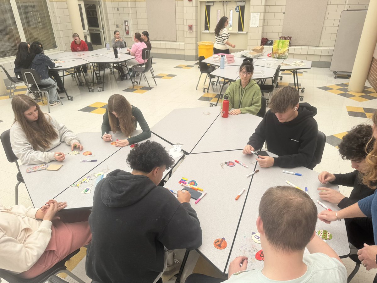 HelpersJlhs's tweet photo. The Friends Forever &amp; Natural Helpers clubs teamed up to have some holiday fun! 

Big thanks to Big Y of Milford &amp; @dunkindonuts for the yummy donations! https://t.co/oSmpaoN5yf