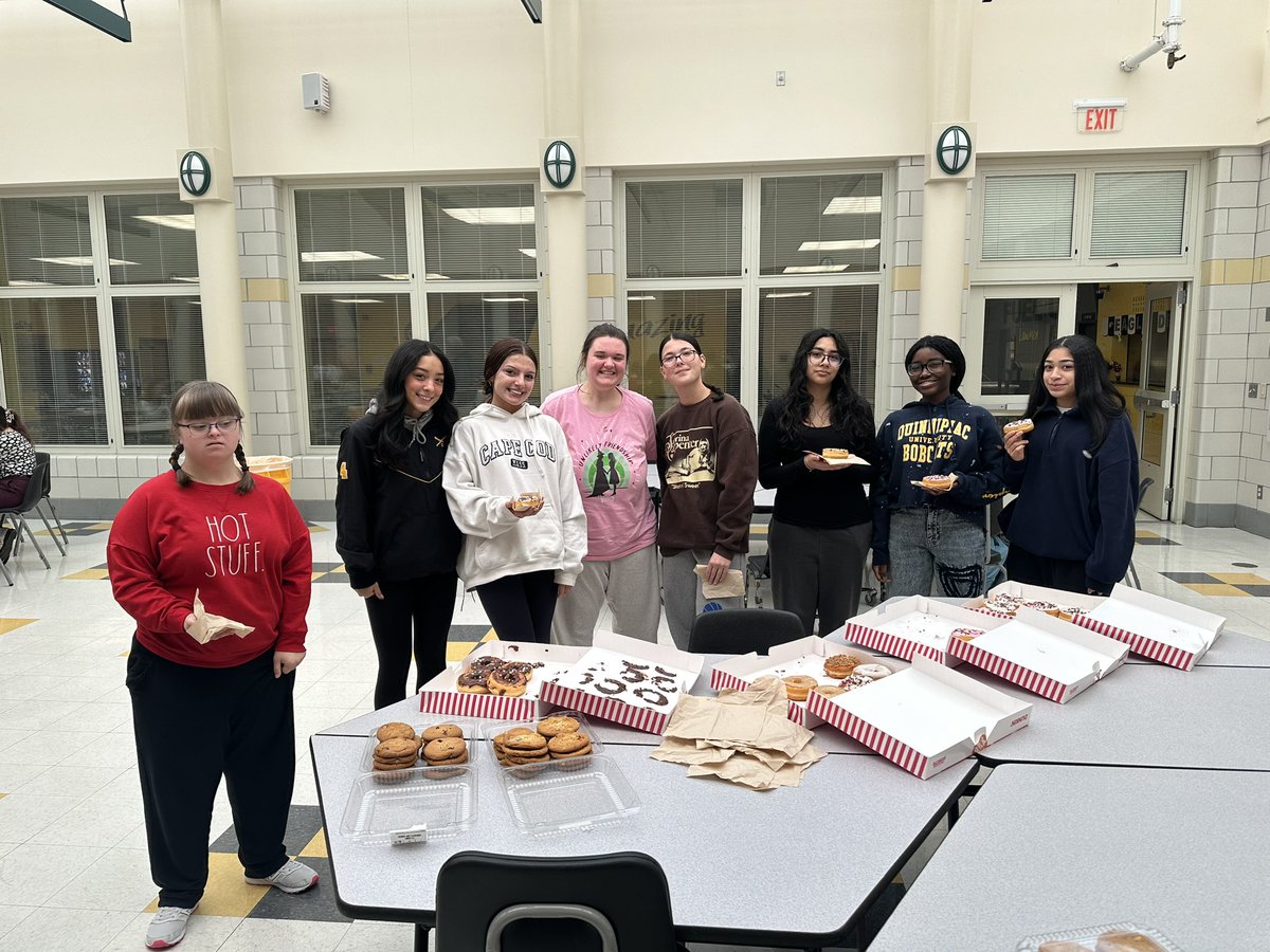 HelpersJlhs's tweet photo. The Friends Forever &amp; Natural Helpers clubs teamed up to have some holiday fun! 

Big thanks to Big Y of Milford &amp; @dunkindonuts for the yummy donations! https://t.co/oSmpaoN5yf