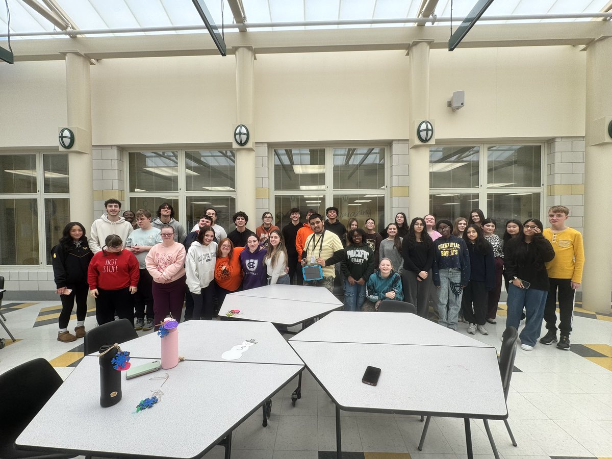 HelpersJlhs's tweet photo. The Friends Forever &amp; Natural Helpers clubs teamed up to have some holiday fun! 

Big thanks to Big Y of Milford &amp; @dunkindonuts for the yummy donations! https://t.co/oSmpaoN5yf