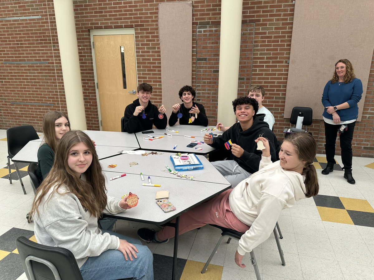 HelpersJlhs's tweet photo. The Friends Forever &amp; Natural Helpers clubs teamed up to have some holiday fun! 

Big thanks to Big Y of Milford &amp; @dunkindonuts for the yummy donations! https://t.co/oSmpaoN5yf