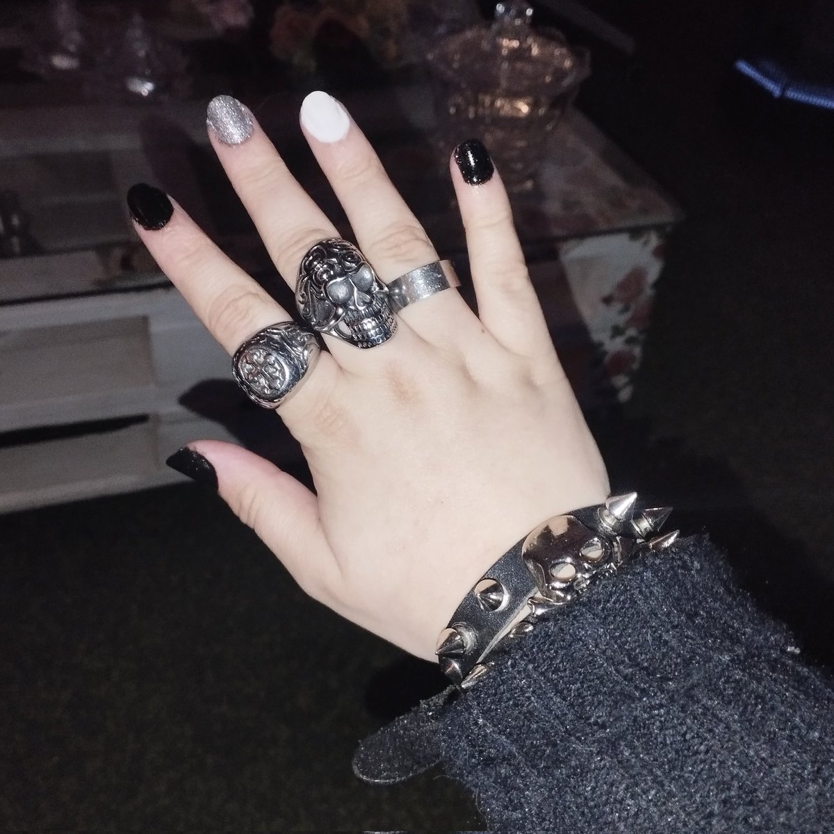 SayloinRiki's tweet photo. I made MIBU Phase 19 nails!
^ω^ 💀🧟🖤🩶✨
.
What do you think? ;3
.
#mibu #mricrediblebecominguncanny #silvernails #blacknails #blackandwhitenails #whitenails #christmas #gothmas #phase19 #nailart #goth #skullhandring #bracelets #gothicrings #shiningnails https://t.co/7y2wxUQS29