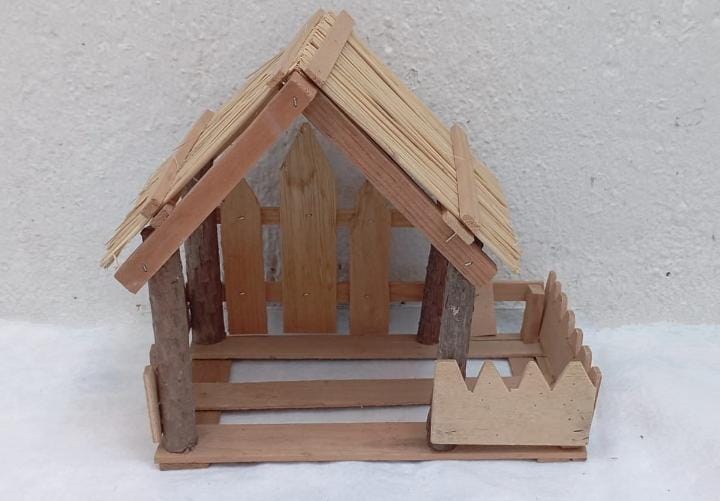 Ya puse el Nacimiento; lo más inclusivo y laico que pude.

No hay animales para evitar demandas por maltrato animal.

La Virgen María la quité porque las feministas creen que la imagen de la mujer no debe ser explotada.

San José, es carpintero, y no está porque el sindicato no