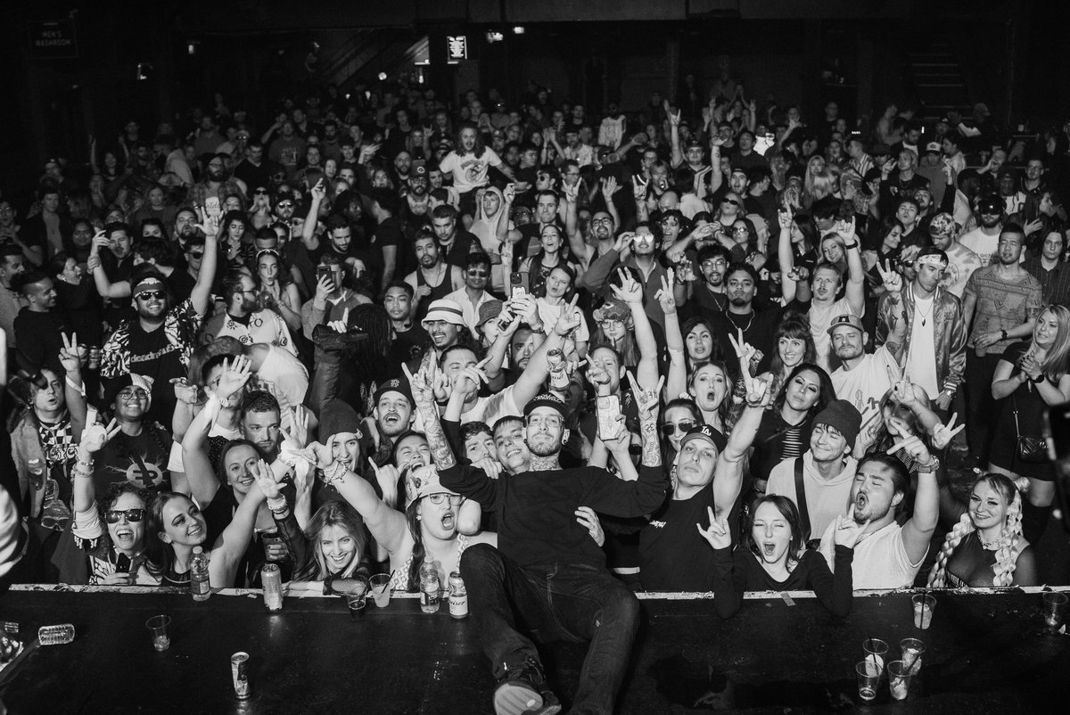 ⚔ FOSS ⚔ (@iamfoss) on Twitter photo Fam photo from the Flux show Fam photo from the Flux show