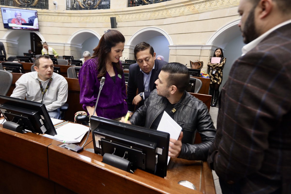 CaroEspitiaJ's tweet photo. 🌟 ¡Hoy celebramos un avance significativo para la autonomía de las Gobernaciones, Alcaldías y Distritos!
En la #PlenariaSenado se aprobó la conciliación del proyecto de acto legislativo que modifica los artículos 356 y 357 de la Constitución. #Senado #ElPoderDeLasVoluntades
🧶En el siguiente hilo le explicamos en qué consiste: