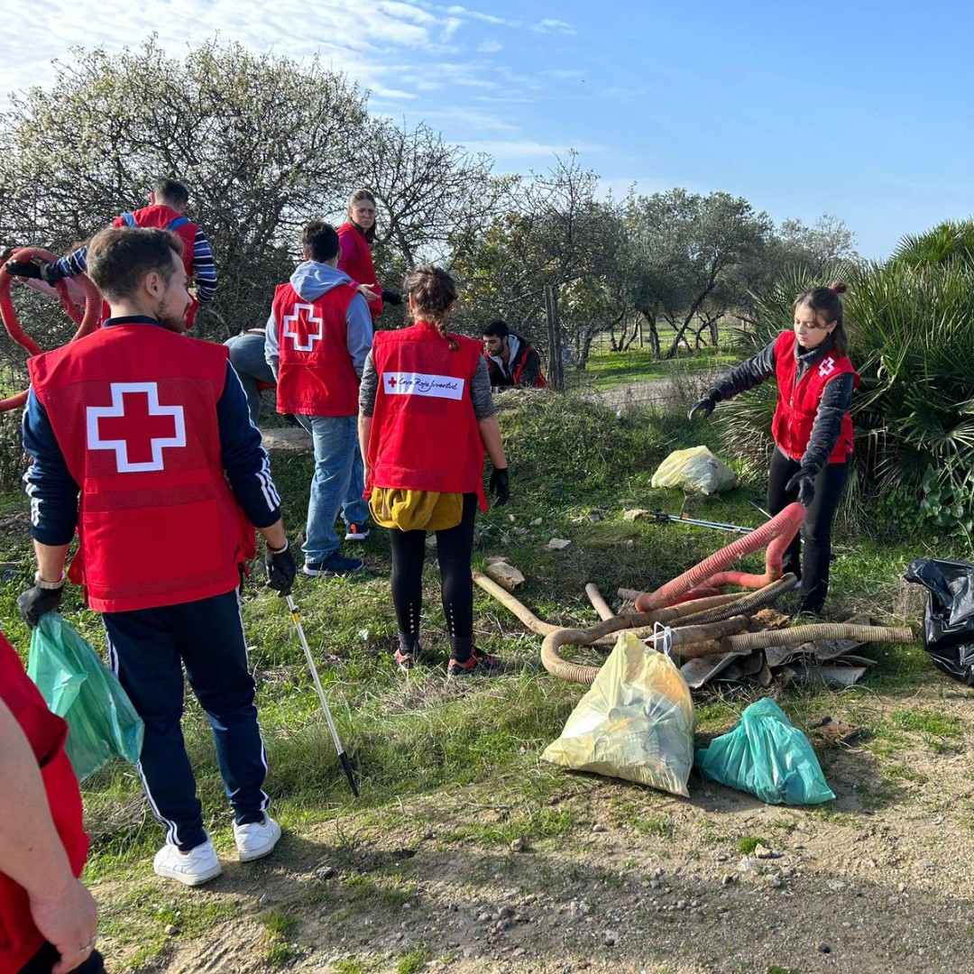CruzRojaEsp's tweet image. El equipo de @CruzRojaSevilla recogió 800 kg de basuraleza durante una jornada de limpieza de residuos en el campo, montes y bosques de El Garrobo, como parte del #ProyectoLibera.