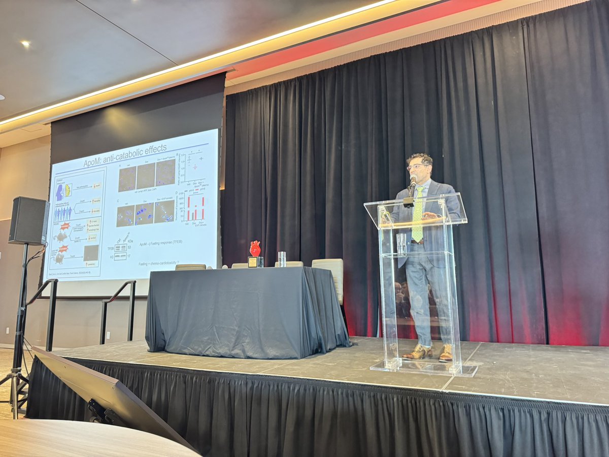 DrMarthaGulati's tweet photo. @Alicardsdoc presenting at #ConnHeart @MidAmericaHeart
🫀Fasting & chemo Tx: Good 🆚 bad
🫀 Doxycycline ⤵️ heart mass
🫀 fasting animal🐁 getting chemo died & ⤵️ body weight/ 🫀⤵️ EF
🫀⤵️ LV mass in humans an issue too
🫀fasting seems toxic for chemo but what if high fat diet? https://t.co/V4297XQK7S