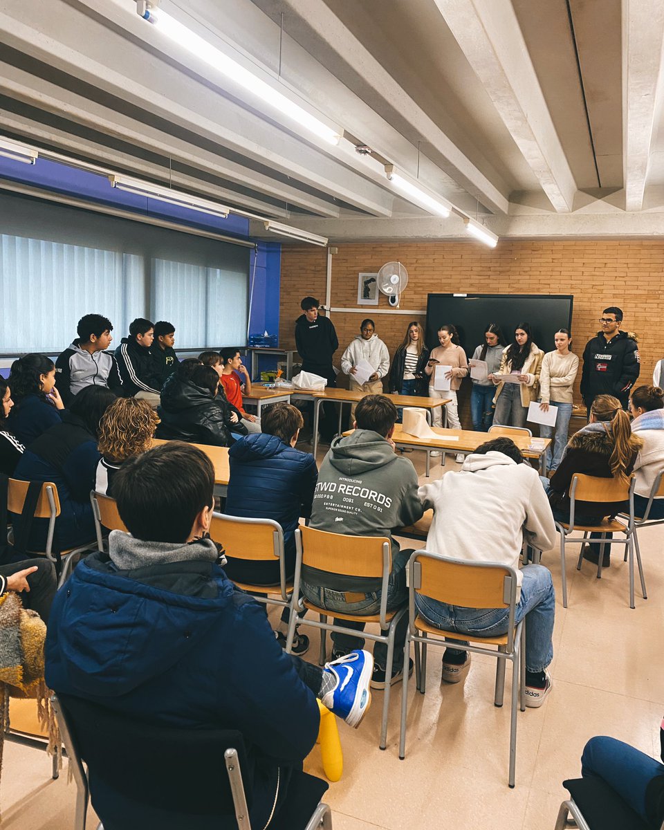 InsMColomer's tweet photo. 🥇Hoy, el alumnado de 2o de bachillerato de Literatura castellana, ha dirigido y realizado la entrega de premios del concurso de Micropesadillas del que también fue jurado. ⬇️ https://t.co/84eQcDCmEc