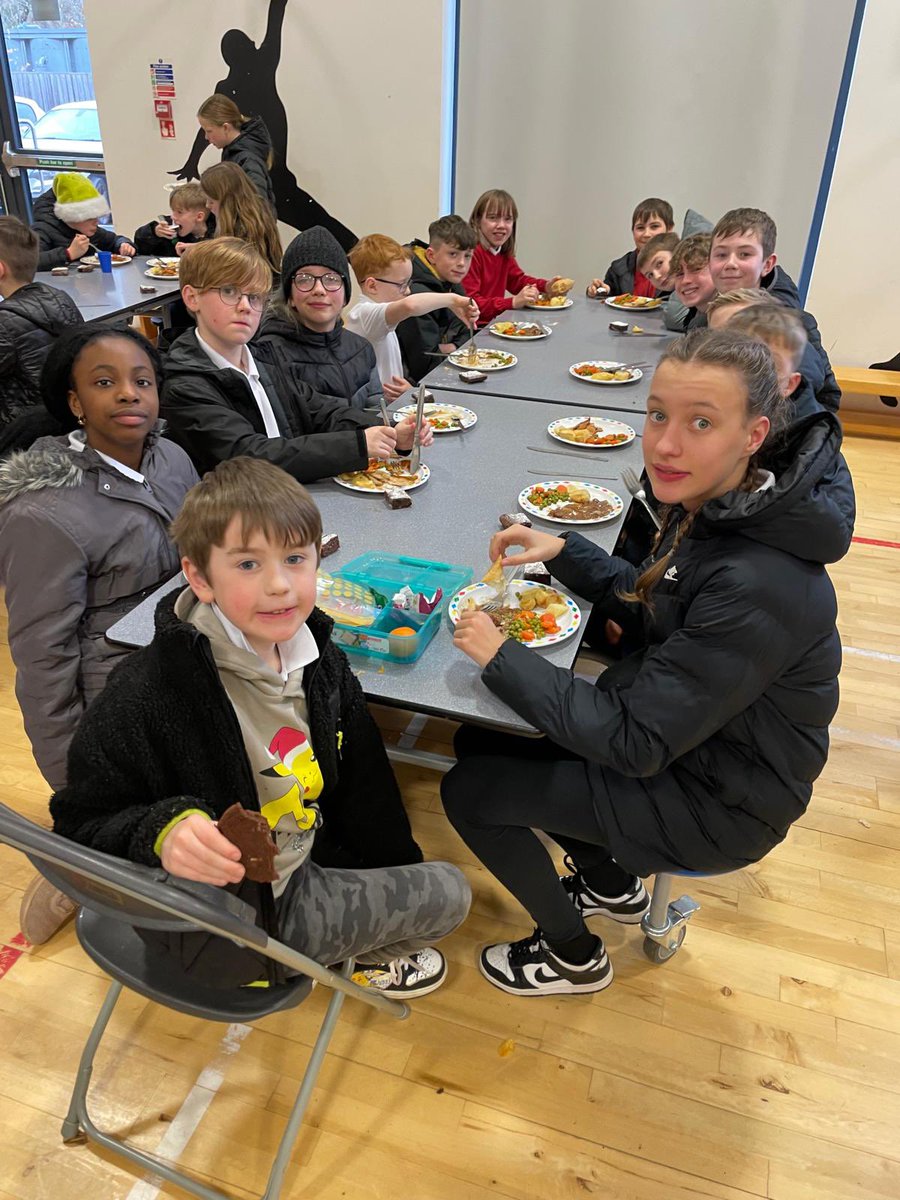 woodsidepschool's tweet photo. A big thanks to our fab team of dinner ladies serving woodsides yummy Christmas dinner yesterday https://t.co/TFQ05CWpRU