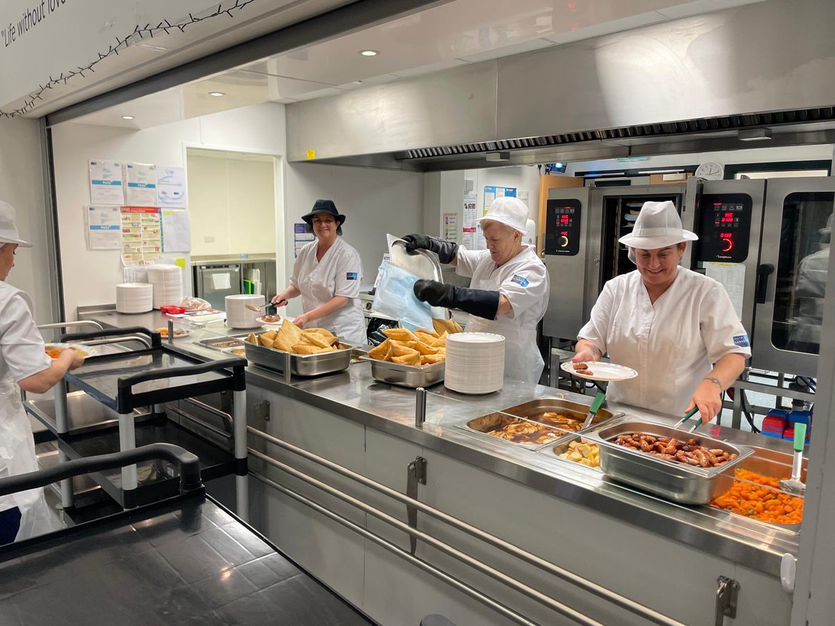 woodsidepschool's tweet photo. A big thanks to our fab team of dinner ladies serving woodsides yummy Christmas dinner yesterday https://t.co/TFQ05CWpRU