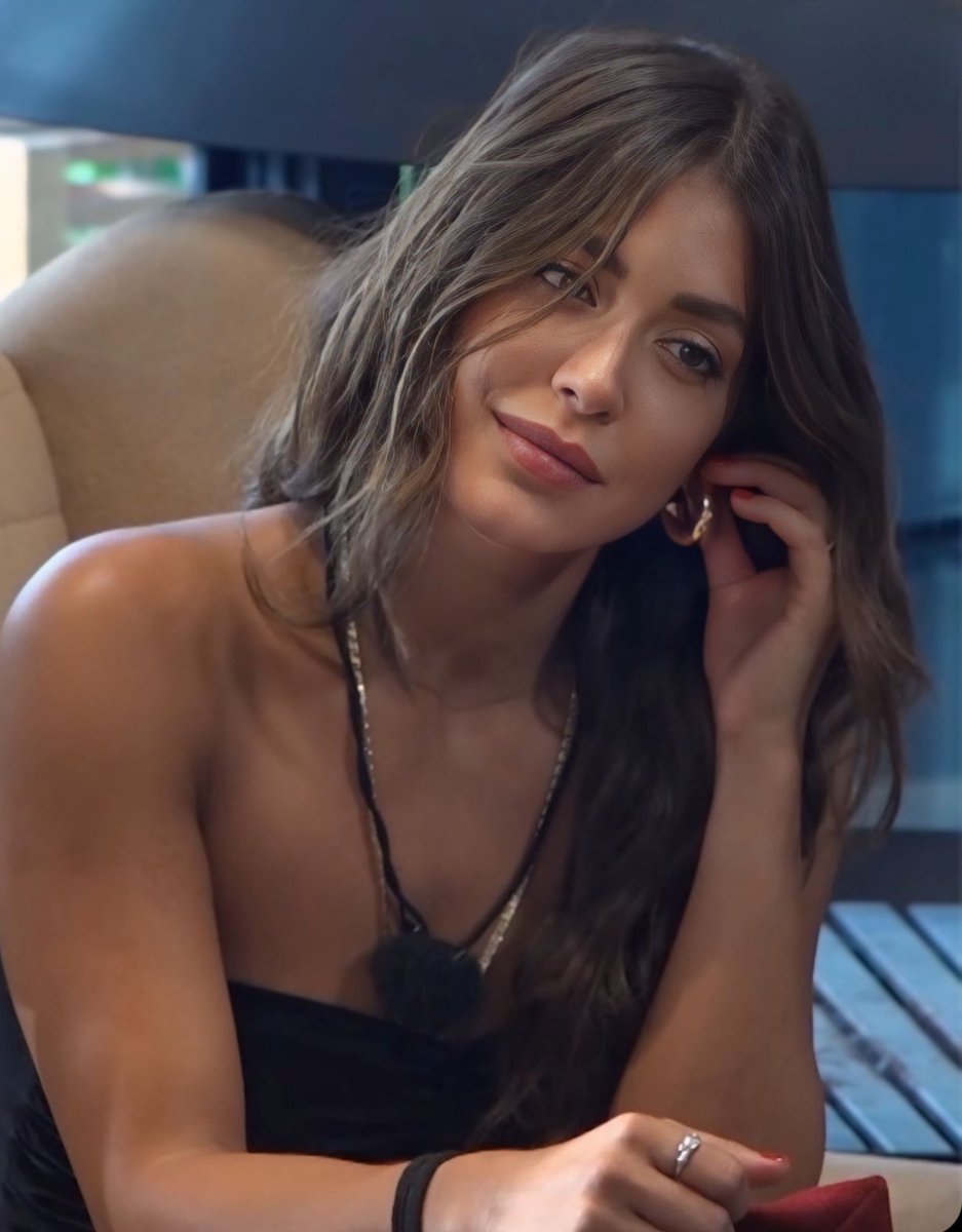 thisiscemre's tweet photo. الجمال ، الكريزما ، الحضور ، اللباقه بالحكي 
يعني ل perfection لو كانت انسان بكون اسمها Jennyfer 
حضورها بيغطي على الكل و جمالها يا الله بدون ما تحاول حتى روج ما حطتو يعني خلص اجمل و ارقى وحده بالجزء الاول و الثاني و بكل الاجزاء . 
#عودة_الأبطال_جيني_خالد 
#jennyferazar ❤️❤️ https://t.co/nvKgzyrgHO