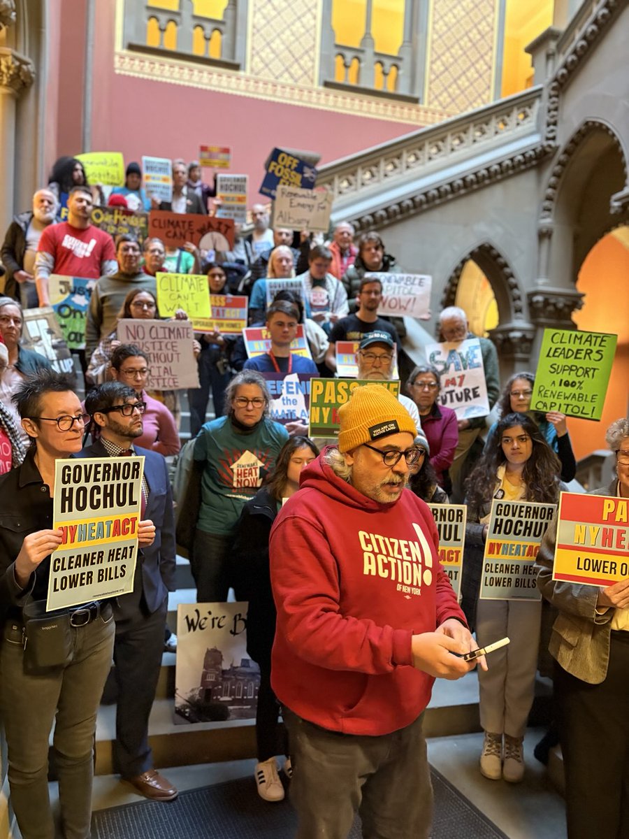 dunleamark's tweet photo. 50 climate activists at State Capitol calling upon ⁦@GovKathyHochul⁩ and Assembly Speaker ⁦@CarlHeastie⁩ to pass #NYHeat and #RenewableCapitol Acts. One of a dozen events statewide https://t.co/71XNx4mDO2