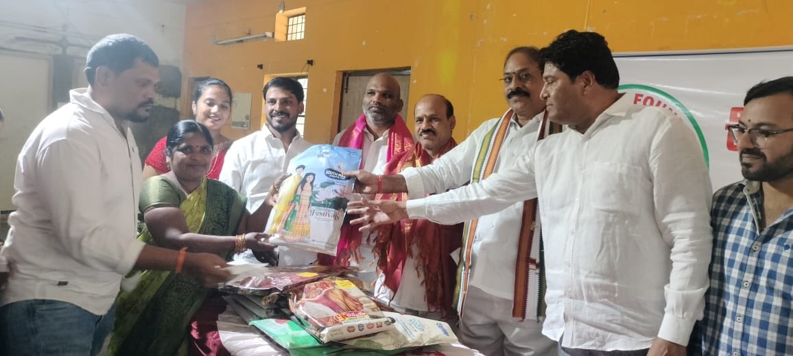 NeelamChiru's tweet photo. “చిరునవ్వు ఫౌండేషన్“స్వచ్చంద సేవా కార్యక్రమాలు చేయడం అభినందనీయం: బండి రమేష్ 
చిరు నీలం,ఆశదీప్తి“గార్ల ఆధ్వర్యంలో ఏర్పాటు చేసిన చిరునవ్వు  ఫౌండేషన్ ఆవిర్భావ కార్యక్రమానికి హాజరై సంస్థ లోగోను ఆవిష్కరించిన కూకట్‌పల్లి  కాంగ్రెస్ ఇంచార్జి బండి రమేష్,సీనియర్ నాయకుడు GVR గార్లు.. https://t.co/lTES5kS28x