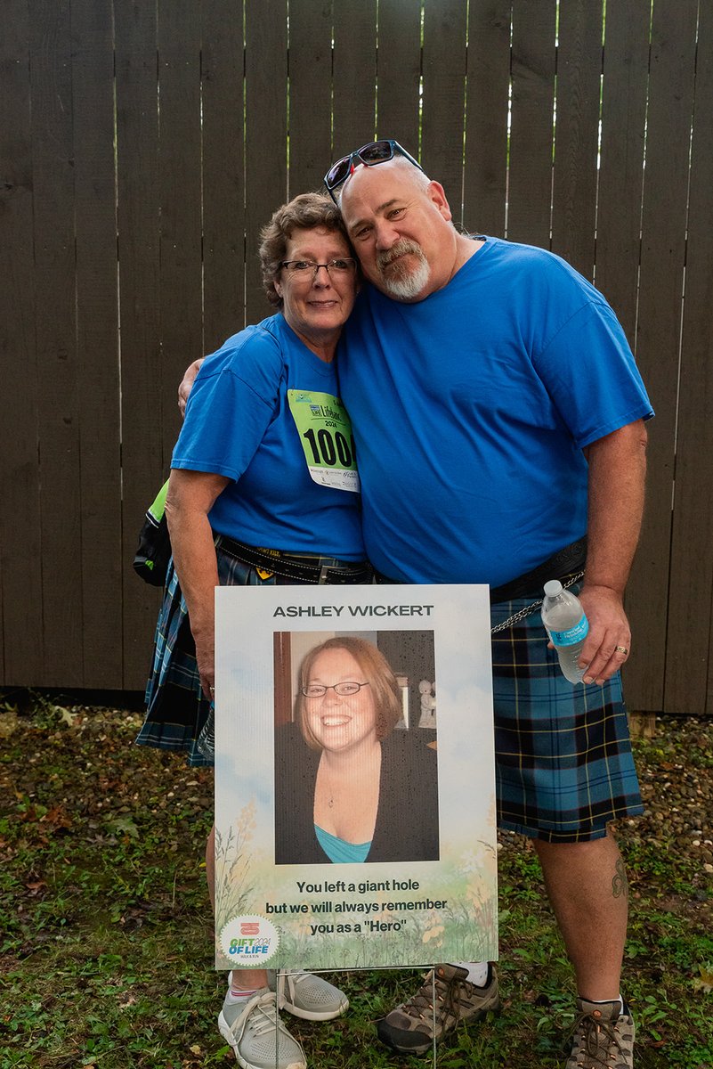 Here's to holding your loved ones a little tighter this holiday season and honoring the heroes who gave the ultimate gift: the gift of life. ✨💚🎁 

 #donatelife #lifebanc #organdonation #holidayseason