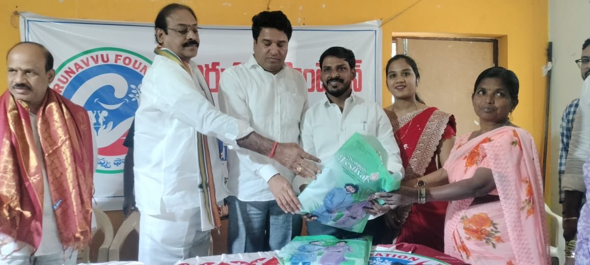 NeelamChiru's tweet photo. “చిరునవ్వు ఫౌండేషన్“స్వచ్చంద సేవా కార్యక్రమాలు చేయడం అభినందనీయం: బండి రమేష్ 
చిరు నీలం,ఆశదీప్తి“గార్ల ఆధ్వర్యంలో ఏర్పాటు చేసిన చిరునవ్వు  ఫౌండేషన్ ఆవిర్భావ కార్యక్రమానికి హాజరై సంస్థ లోగోను ఆవిష్కరించిన కూకట్‌పల్లి  కాంగ్రెస్ ఇంచార్జి బండి రమేష్,సీనియర్ నాయకుడు GVR గార్లు.. https://t.co/lTES5kS28x