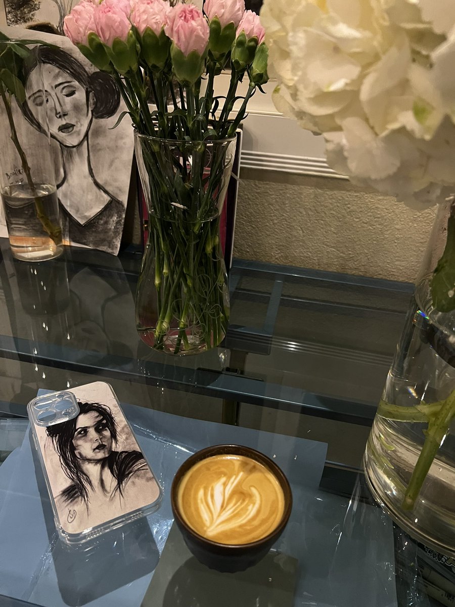 بينما كُنت أجلس في مقهىً ذو طرازٍ قديم والمكان مليءٌ بالناس ، كانت الأجواء فرائحية جدًا إلى أن عُزفت تِلك الأغنية التي تُحبينها، الأغنية التي أصابتني بالبرود وجعلتني أرى وجهُكِ على كُل الوجوه من حولي ، الأُغنية التي خطفت إدراكي وتركتني أسكب قهوتي دون أن أعلم إلا بعد انتهائها .