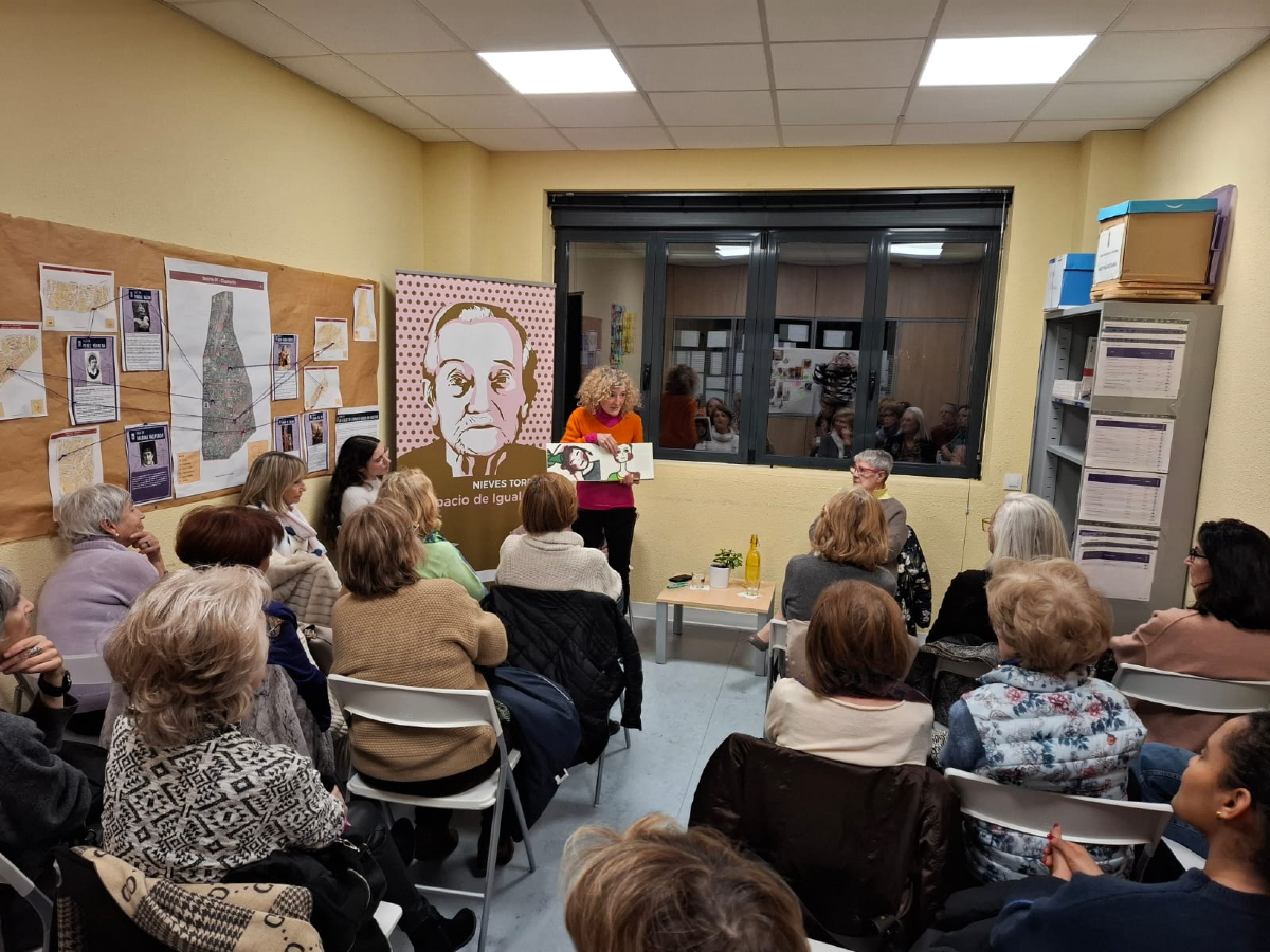 En dos días el espacio ha sido un hervidero de encuentros y saberes:
Las fotos 1 y 2 son de la celebración de la fiesta de Navidad con la coral del NT
Las foto 3 y 4 corresponden a la presentación de la obra "Mamá está muerta, pero la vamos a curar" de la artista Jana Leo.
💜