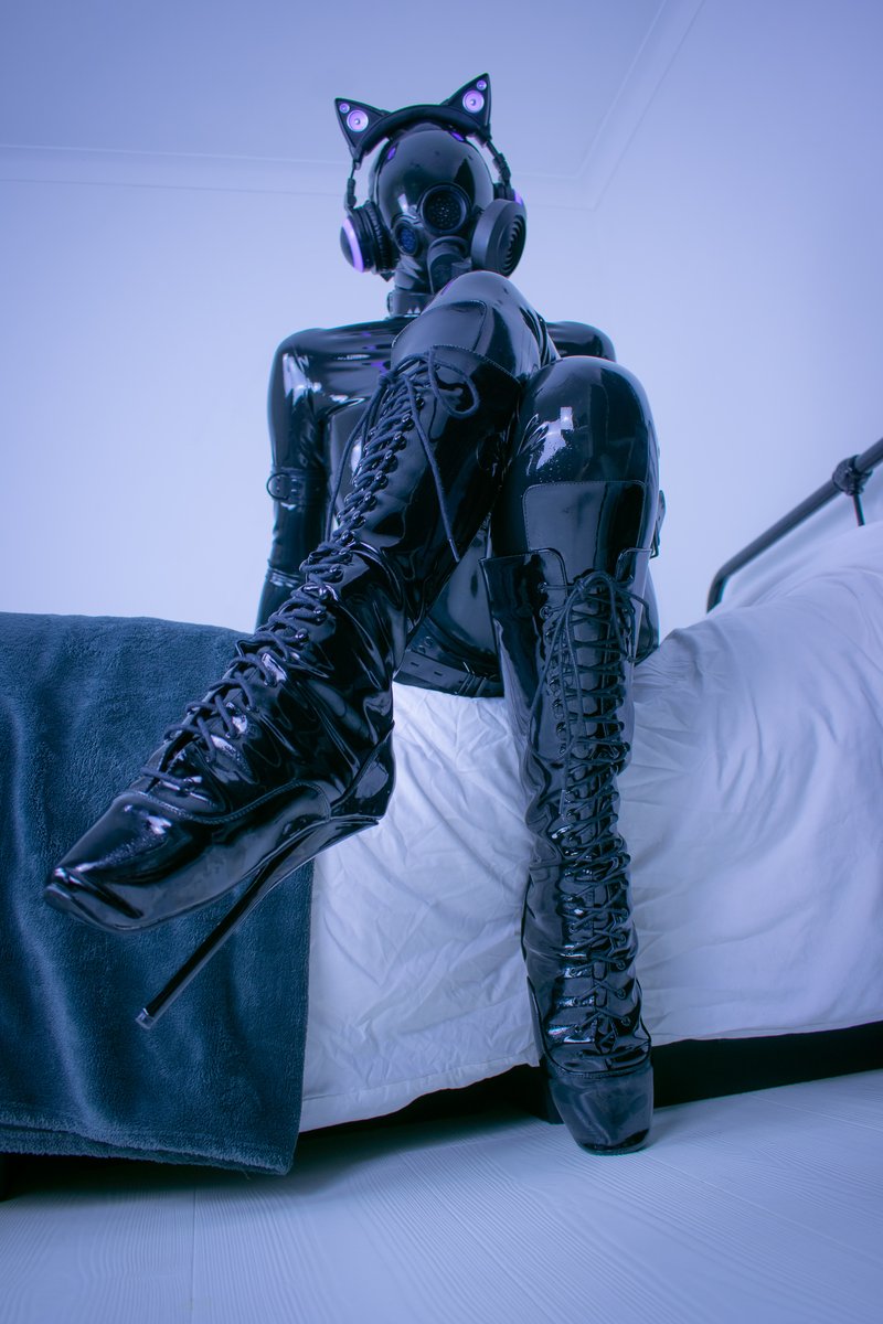 HexLatex's tweet photo. lmao good luck marching in those 🖤

with @SerenaSierene https://t.co/lXvMB7yWzM