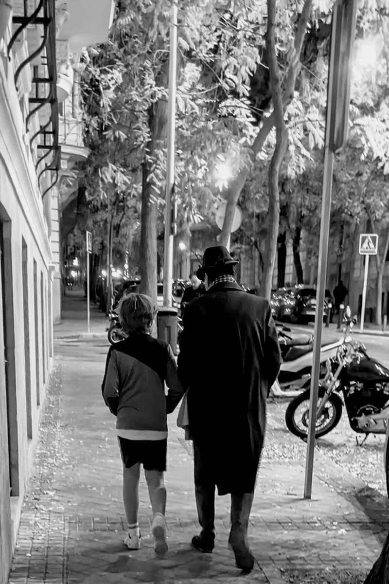 zaldiofficial's tweet photo. Los paseos con el abuelo son los mejores. https://t.co/rYcxX3y1jg