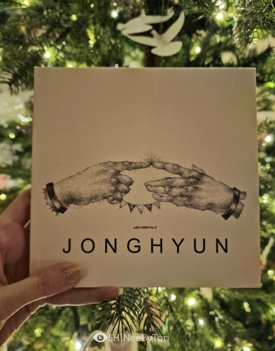 Jonghyun Story Op.1 Giveaway 🎁

🎄 I ship everywhere but can't send to Germany 'cause of the packaging law.

⚠️ Standard shipping does not have tracking. If you want it tracked you'll have to bear the costs.

Rules:
🩵 Follow me
❄️ Retweet
☃️ Like
🫰🏻 OT5

-Ends Sunday Dec 15th