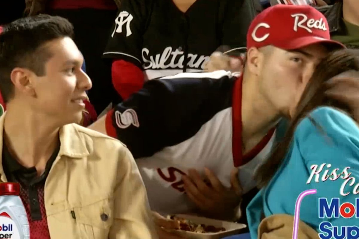 tusmedios's tweet photo. 🧵 Los momentos más salvajes captados por la "kiss cam" https://t.co/AbLvopfvyr
