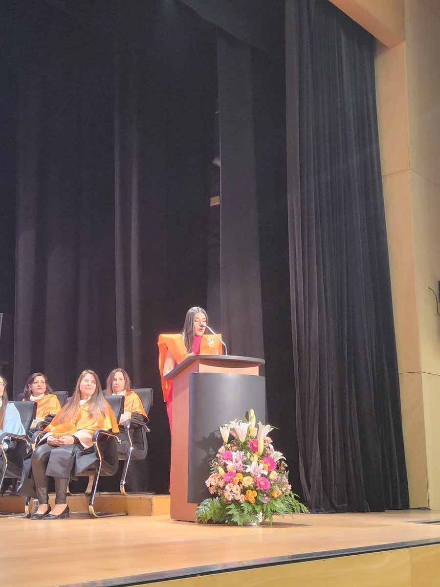 Per fi va arribar el gran dia! Ja estem immersos a la gran festa de la universitat. Hui està tenint lloc l'acte de graduació de graus i màsters; així com el lliurament de Premis Extraordinaris. Emocionants paraules de la representant dels i les vora 250 estudiants que  es graduen