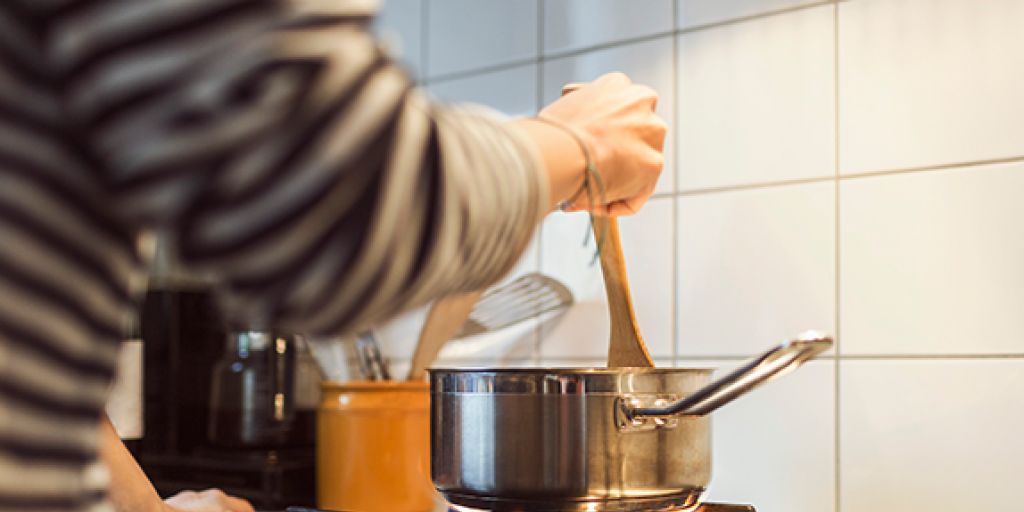 AgencyJaskol's tweet photo. It can happen quickly. Be prepared. Follow these fire safety tips to help avoid a kitchen fire while you’re cooking. Learn more. https://t.co/IxO48J7vY4 https://t.co/NgAlCW3RBa