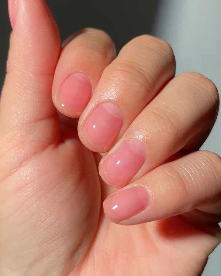 diquinhasgirl's tweet image. a colorama lançou um dupe do esmalte nail glow da dior que custa 200 reais só que baratinho. eu tô babando com esse efeito rosinha de unha em gel, perfeição