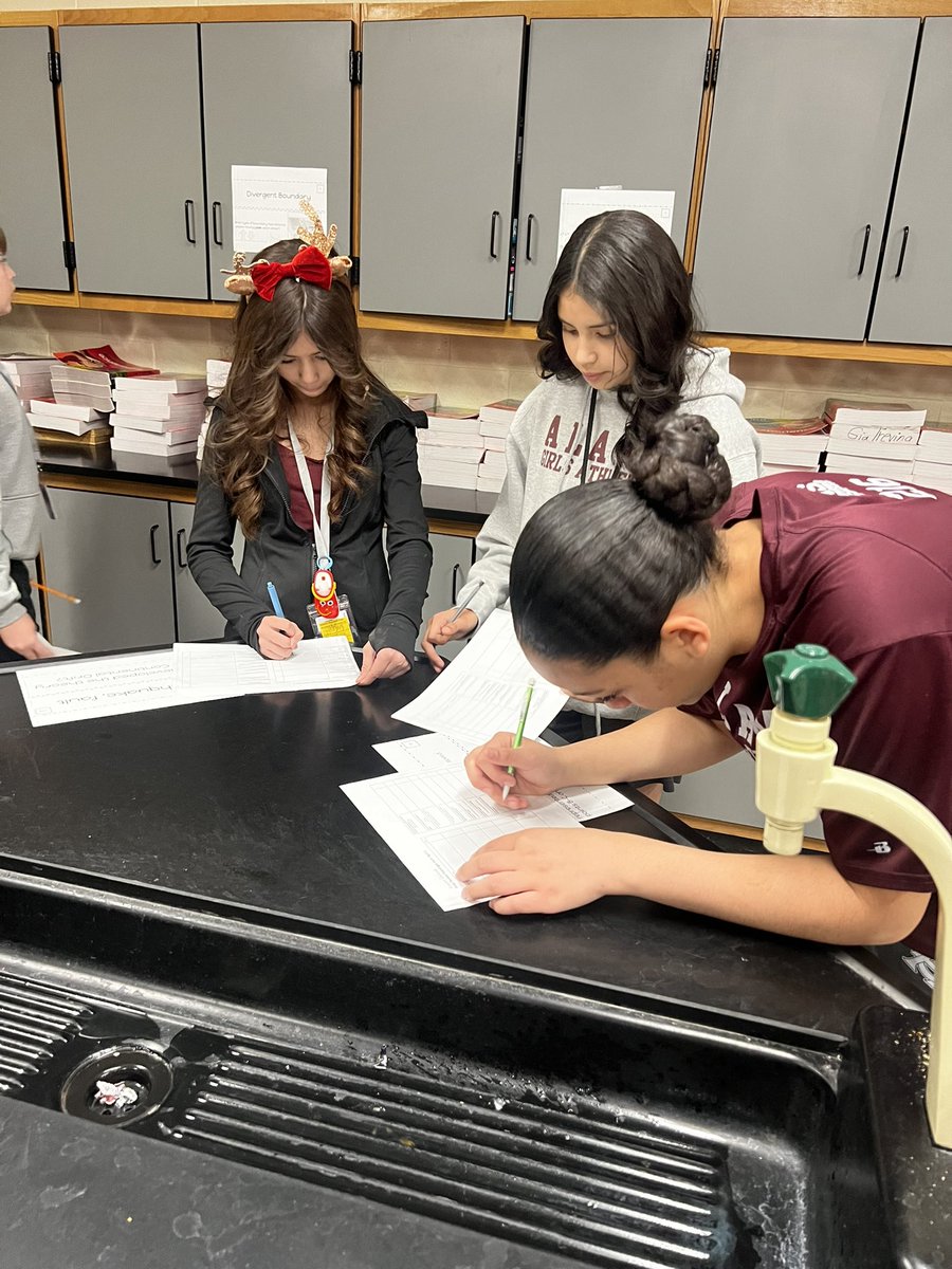 MISDScienceK12's tweet photo. @AlamoScouts 7th and 8th grade science students reviewing for their semester exam! Great job teachers and students! https://t.co/Eb19fYBfeW