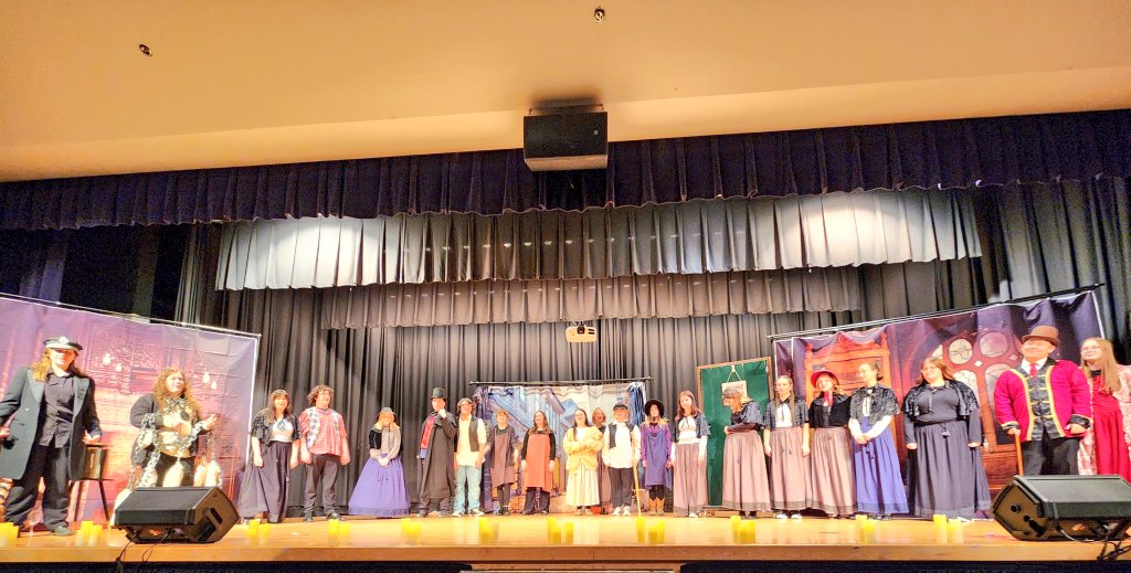 RobinRumsey1's tweet photo. On Tuesday I attended the Rockcastle HS Drama Club presentation of A Christmas Carol, directed by Renaissance teacher @singsg24 Carri Burdette. The talent was truly wonderful. I am thankful for Carri's heart of dedication to these students. @KedcARTS @KEDCGrants #joythroughart https://t.co/Rn4rW6TUkS