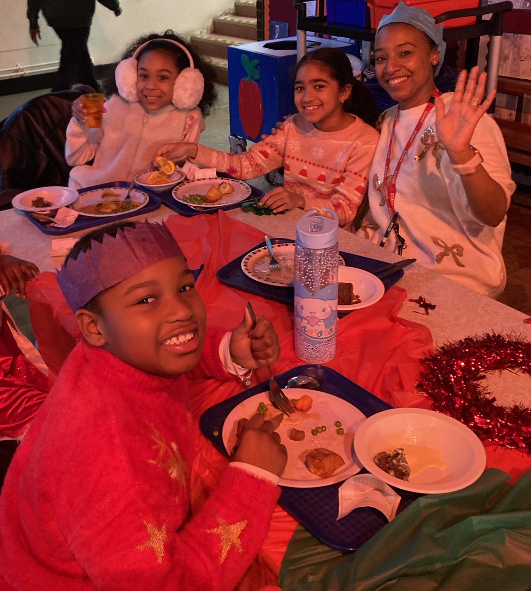 It was a very festive day at HT- Xmas jumper day and dinner. Thank you to the kitchen staff who cooked and served a delicious meal and made it a very special occasion 🎄🧑🏽‍🎄🤶