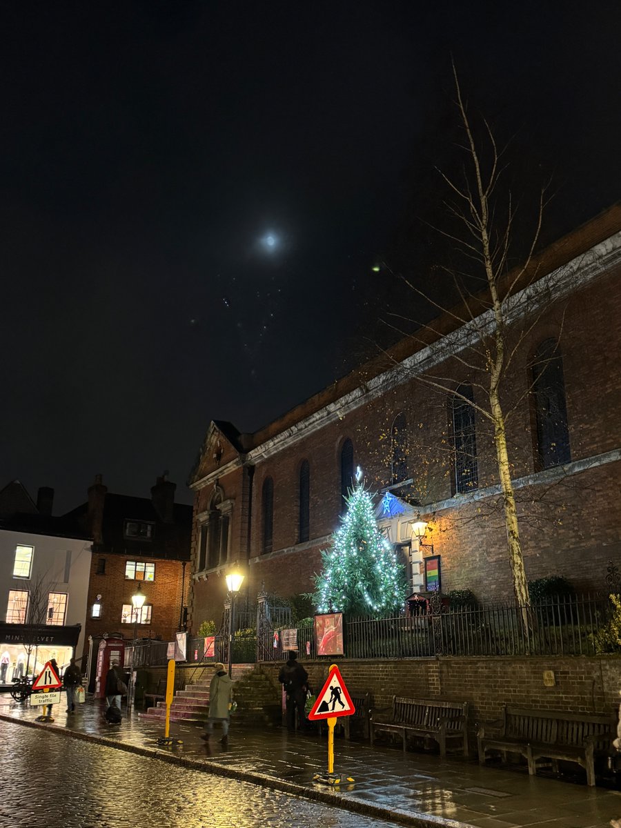 phil_layton's tweet image. That said, I was shocked to see the moon over #HolyTrinityChurch in Guildford in the last hour...or was it!