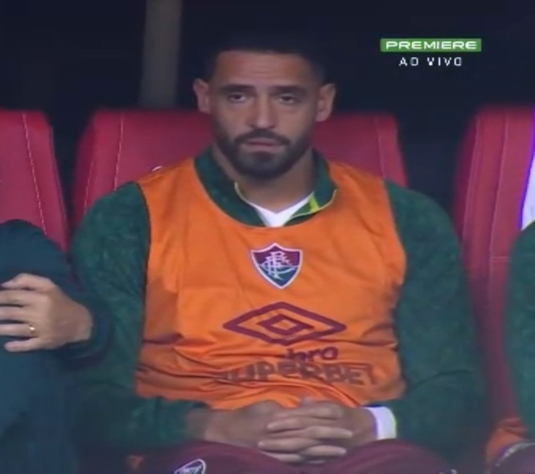 Snaihtniroccccc's tweet photo. Zagueiro de 43 anos do Velo Clube que faz bico de padeiro de segunda a sexta vendo Memphis, Pogba e Sérgio Ramos correndo na sua direção numa cobrança de escanteio aos 50 do segundo tempo (o jogo está Corinthians 8x0 ) https://t.co/40pYTjiLuN
