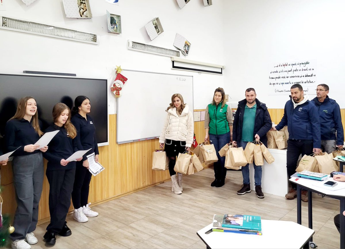 Vectr Farms🌾 team had the incredible joy of sharing gifts with 1,500 schoolchildren this Christmas.🌟🎄
It’s always a heartwarming moment to see the smiles we can create together. 🫶
huge thank you to the entire team for making this possible and spreading so much happiness! 🎁💚