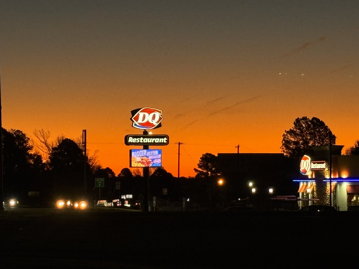 jgarrett79's tweet photo. A beautiful Texas picture this morning in Chapel Hill, TX. Oh by the way there is a sunrise happening in the background 😂. @DQofTyler https://t.co/N1ArzOdv5V