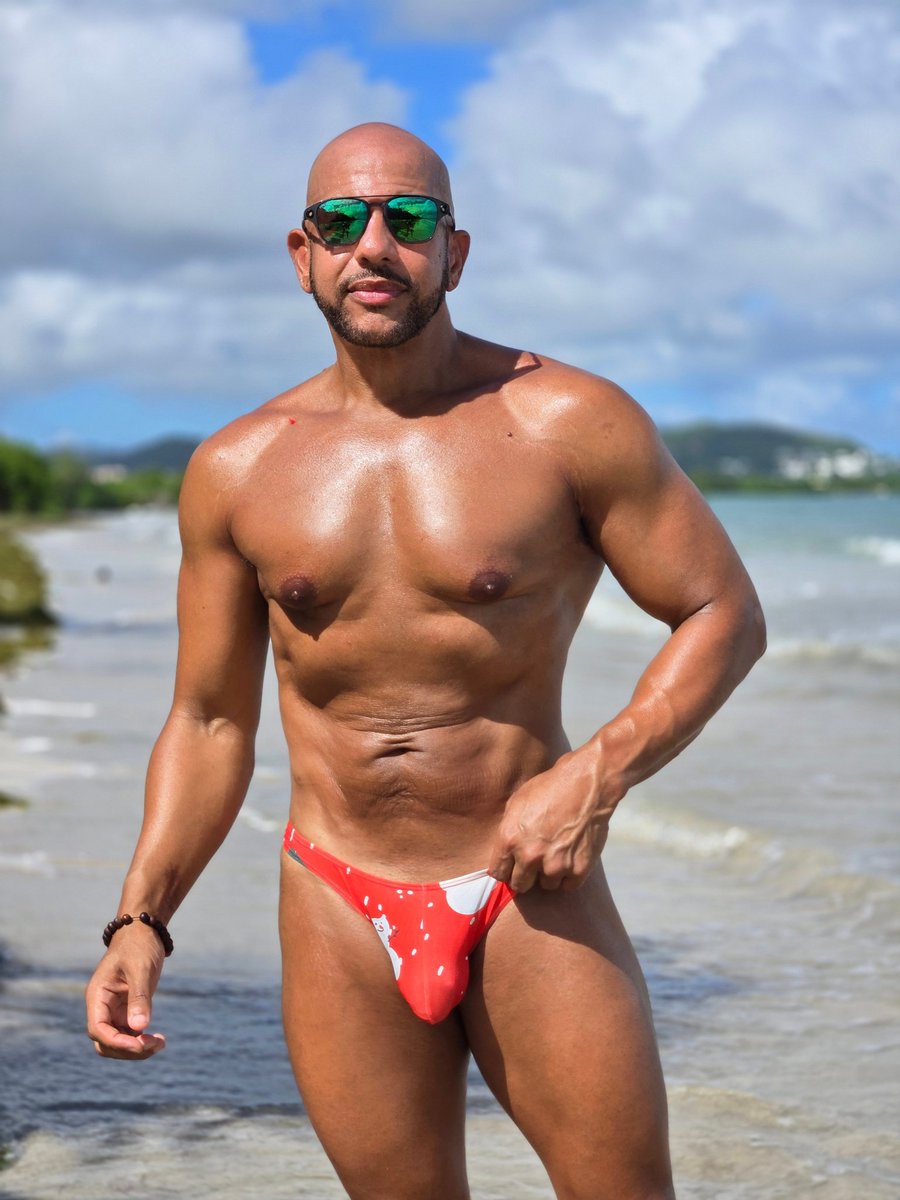 ElsevyfCristian's tweet photo. It's summer all year round, even at Christmas ⛱️🌲🌞 https://t.co/32lwyF20IH