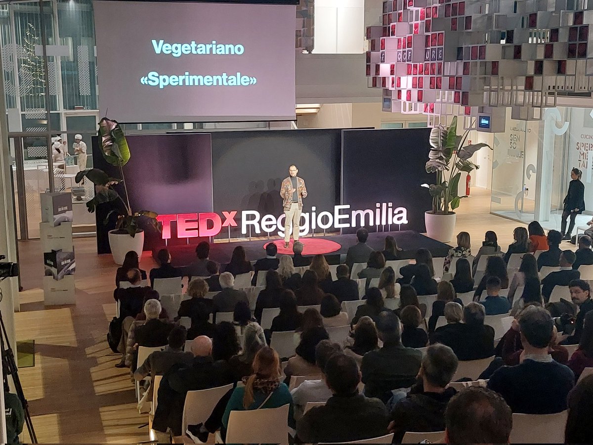 cirfood's tweet photo. Al #CIRFOODDISTRICT all’evento #TEDxReggioEmilia Salon #FOODforFUTURE ci hanno accompagnati in questo viaggio:
❌Marco Annoni
❌Sharon Cittone
❌Gloria Puppi
❌Daniele Del Rio
Ogni ospite ha portato una prospettiva unica e stimolante sul futuro del cibo e dell'alimentazione! https://t.co/I4BznHIgFU