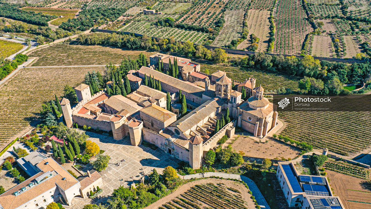 efemarq's tweet photo. Després d'un primer intent fallit de 1989, #taldiacomavui de 1991 el Reial Monestir de Santa Maria de Poblet (s XII-XV) fou elevat a Patrimoni Mundial per la UNESCO que el qualificà com "an impressive sight" i "one of the largest and most complete Cistercian abbeys in the world". https://t.co/OGP3D6uyZ4