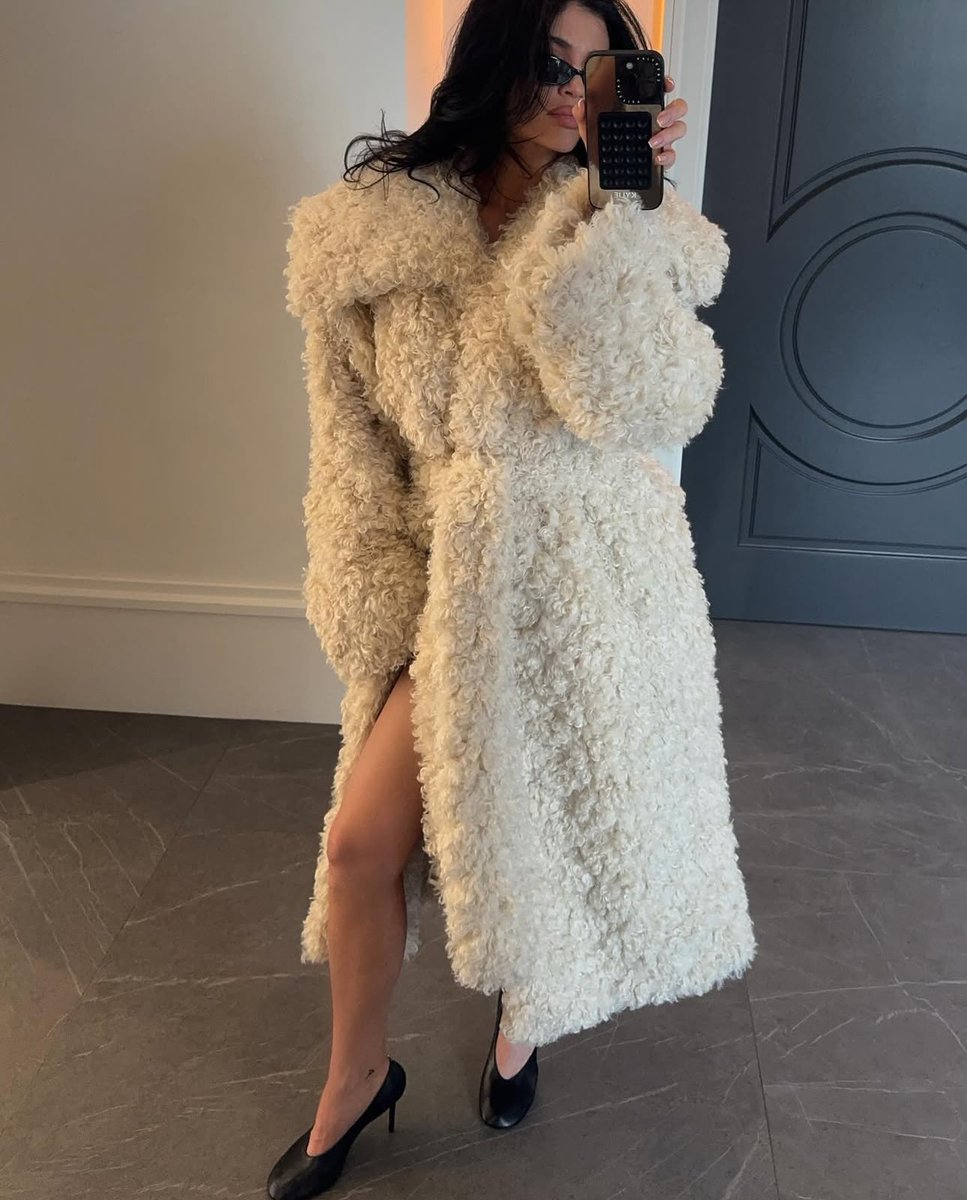 KylieJenner's tweet photo. just dropped this fab coat & moreee on https://t.co/OrxInHV4B5 https://t.co/BC6OWnka5m