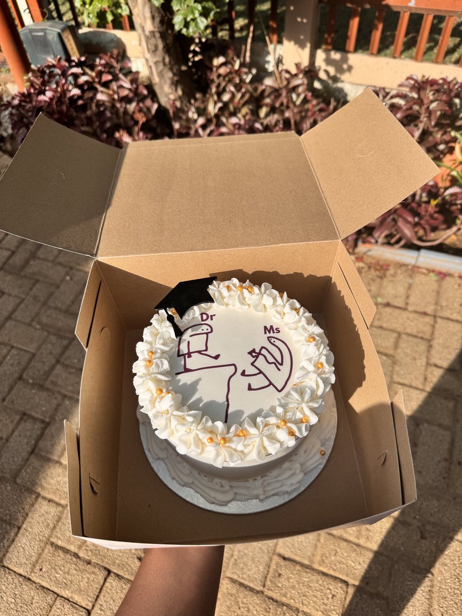 The most persistent cake trend ever 🫰🏿🤍