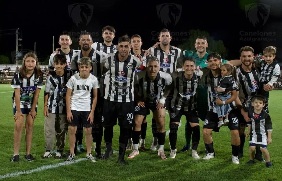 ARPE55's tweet image. EL LINAJUDO WANDERERS OBTUVO LA VIGÉSIMA CONSAGRACIÓN EN ABSOLUTA.
Se de trata de @wac1921, el blanquinegro santalucense alcanzó un nuevo título y es el club con el mayor palmarés en #LDFC, felicitaciones bohemios, en particular a @peladodutra5.
Fotografía de @CaneAzulgrana.