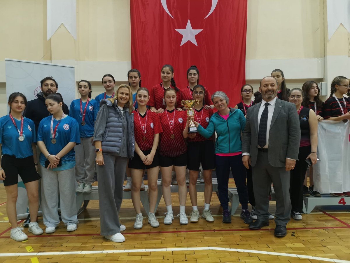 GursuSml's tweet photo. 2024-2025 Eğitim-Öğretim Yılı Okul Sporları Badminton Gencler Kız İl Birinciliği müsabakasında okulumuz Lokman Hekim Mesleki ve Teknik Anadolu Lisesi Badminton kız takımımız namağlup olarak Bursa birincisi olmuştur. 🥇🥇🥇 Tebrikler 👏🏻👏🏻👏🏻 @tcmeb @gencliksporbak  @GursuMem https://t.co/ESjsq8TA2o