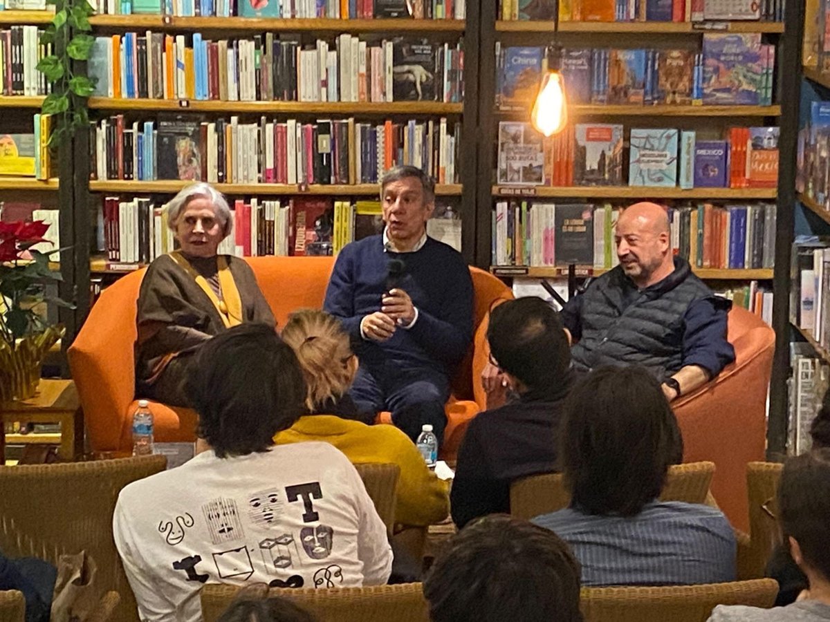 📚🎄Compartimos con ustedes algunas imágenes de la presentación de "Los instrumentos de la noche: episodios para una historia de lo soñado" de Ernesto Priani, realizada ayer en El Péndulo Polanco.
#libreriabonilla #libros #novedadesliterarias #lectura #librosymaslibros #follow