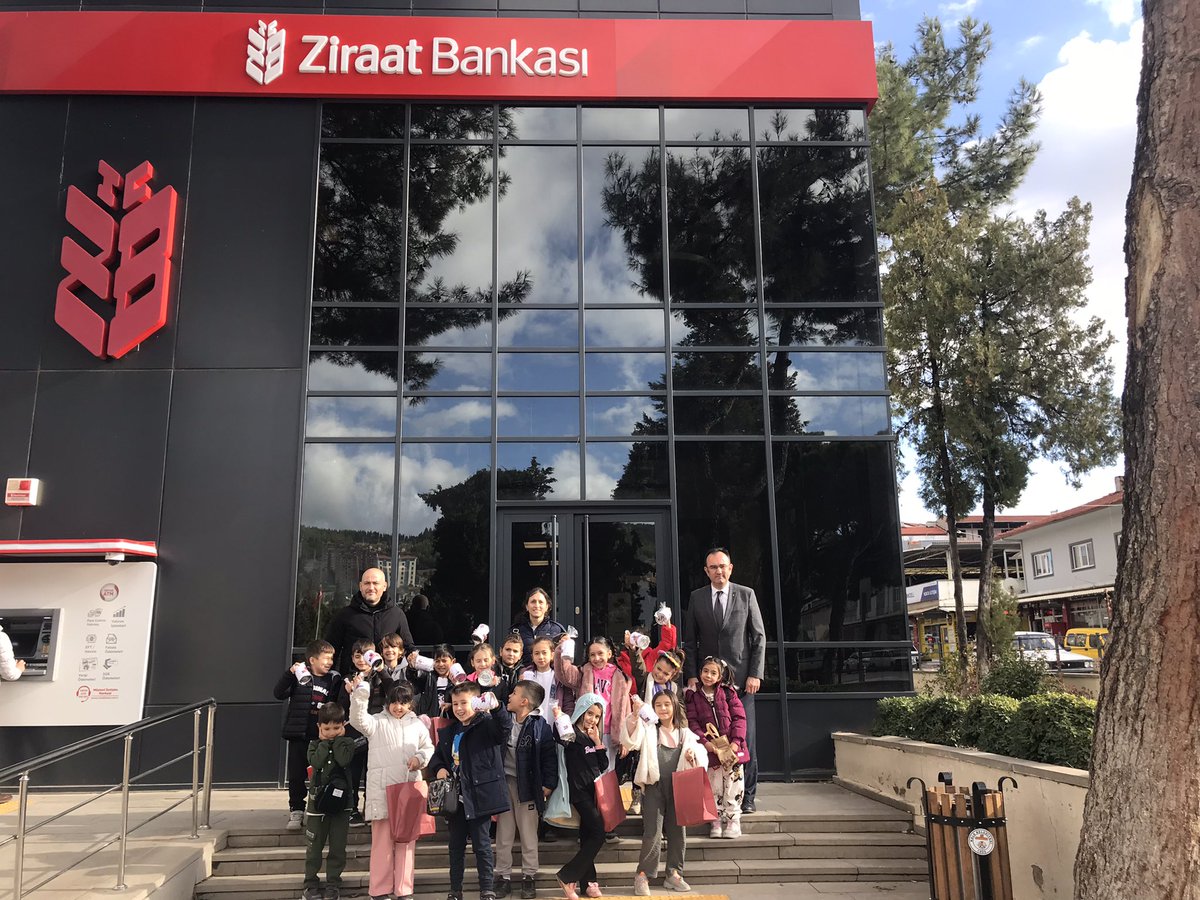 OrayKale's tweet photo. Okulumuz 2/B öğrencileri öğretmenleri Dilek EREN nezaretinde Tutum Yatırım ve Türk Malları Haftası’nda Kale Ziraat Bankası Şubesi, Gökçeören Zeytinyağı Koop. ve Güngören Tarım Ürünleri ve Değirmenciliğe ziyarette bulunup yerli ürünler ve tasarruf konusunda bilgi sahibi oldular. https://t.co/NmDWI5XeJr
