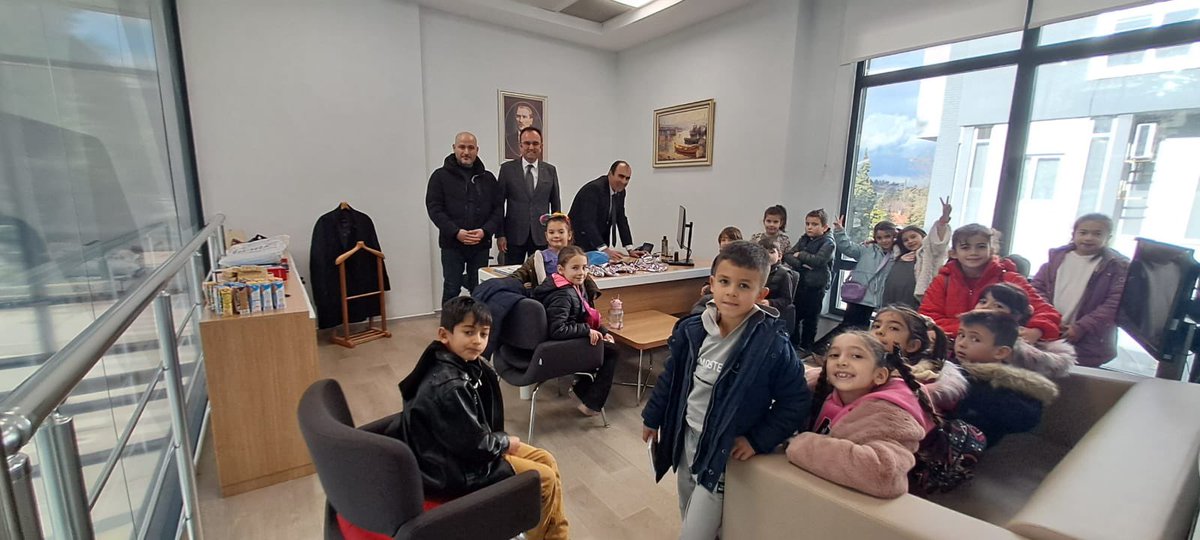 OrayKale's tweet photo. Okulumuz 2/B öğrencileri öğretmenleri Dilek EREN nezaretinde Tutum Yatırım ve Türk Malları Haftası’nda Kale Ziraat Bankası Şubesi, Gökçeören Zeytinyağı Koop. ve Güngören Tarım Ürünleri ve Değirmenciliğe ziyarette bulunup yerli ürünler ve tasarruf konusunda bilgi sahibi oldular. https://t.co/NmDWI5XeJr