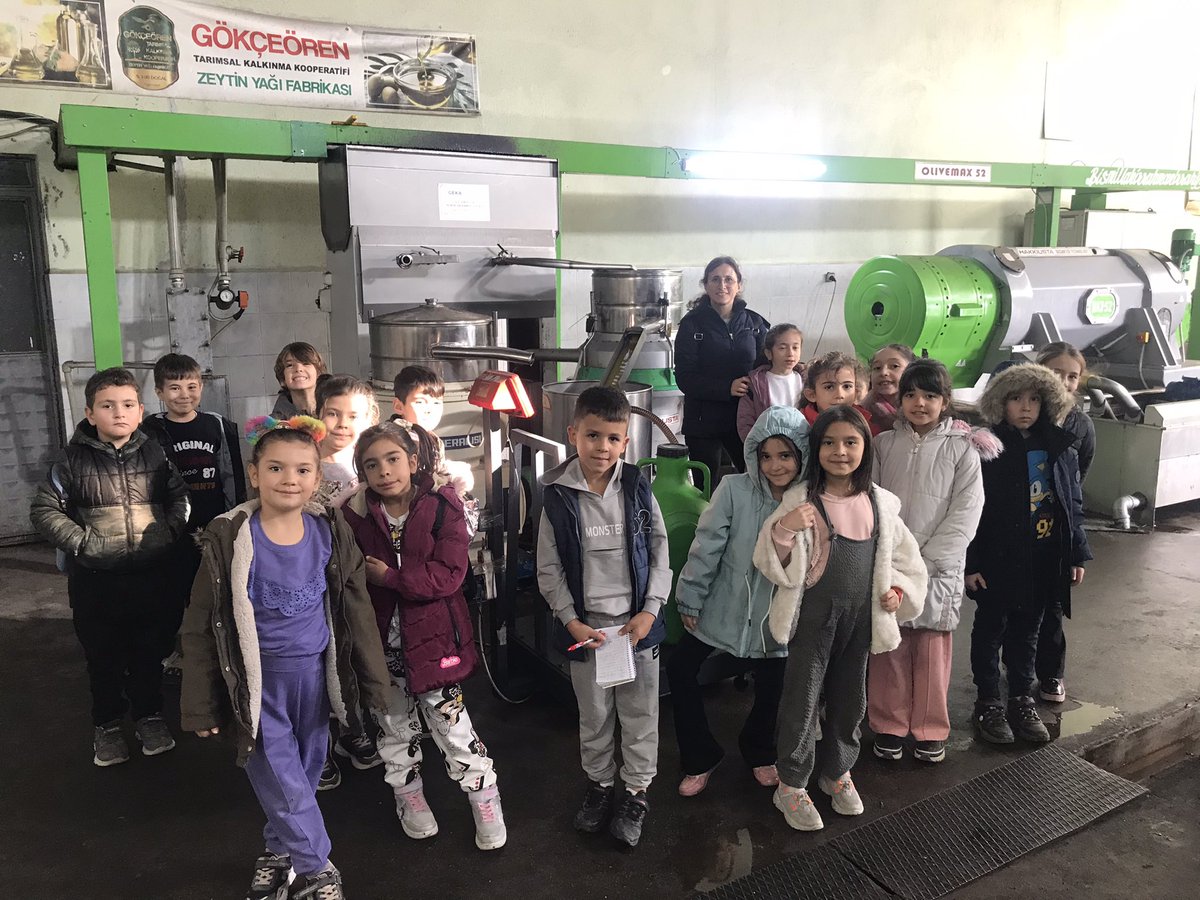OrayKale's tweet photo. Okulumuz 2/B öğrencileri öğretmenleri Dilek EREN nezaretinde Tutum Yatırım ve Türk Malları Haftası’nda Kale Ziraat Bankası Şubesi, Gökçeören Zeytinyağı Koop. ve Güngören Tarım Ürünleri ve Değirmenciliğe ziyarette bulunup yerli ürünler ve tasarruf konusunda bilgi sahibi oldular. https://t.co/NmDWI5XeJr