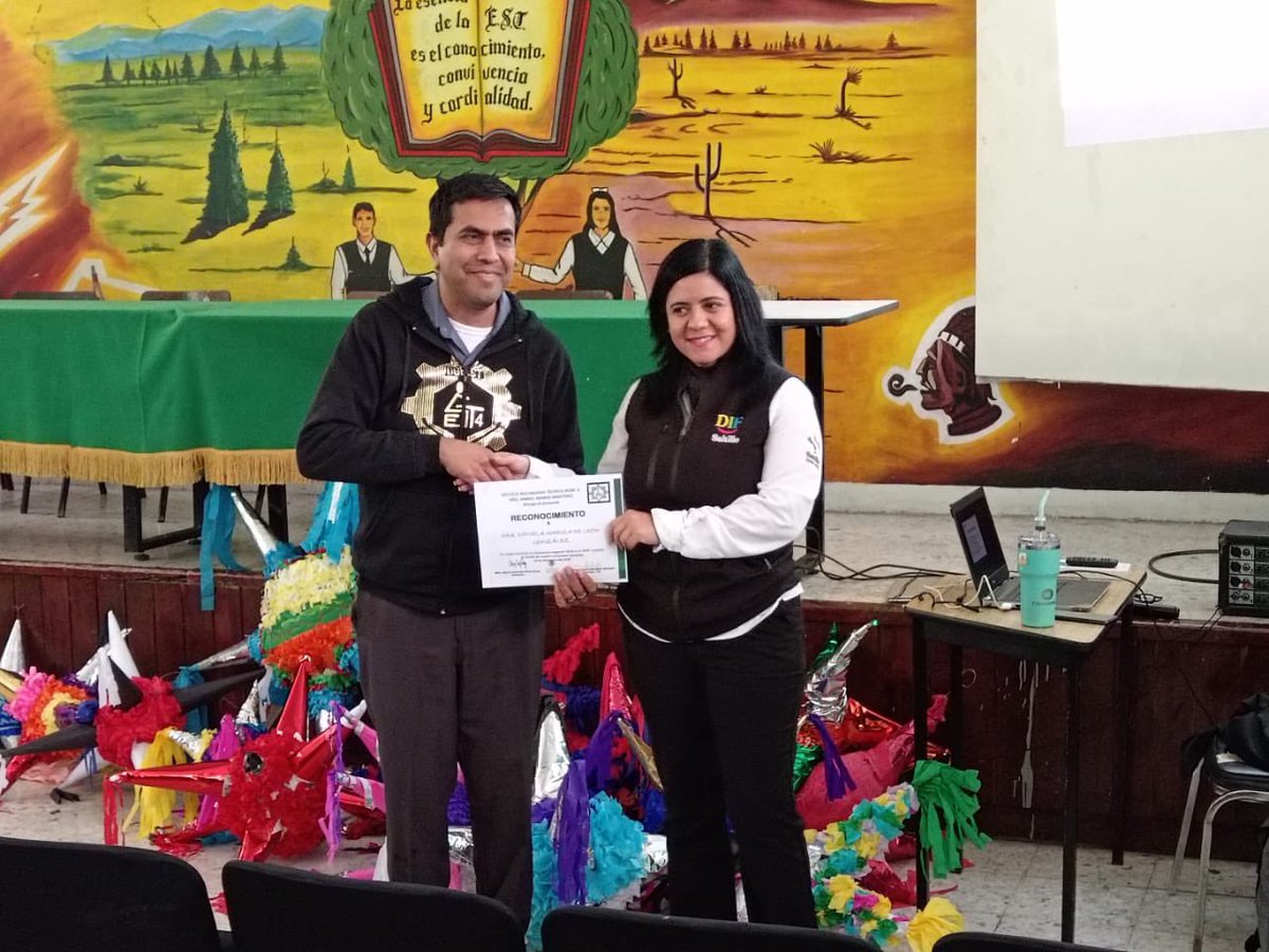 DIF_Saltillo's tweet photo. La Coordinación de Psicología impartió la plática "Alas a la vida" para alumnos de la secundaria #4 con el objetivo de que los alumnos y padres de familia cuenten con información veraz sobre el tema de la conducta suicida
#DIFSaltillo #SaltilloNosUne https://t.co/JD5SQGTHSi